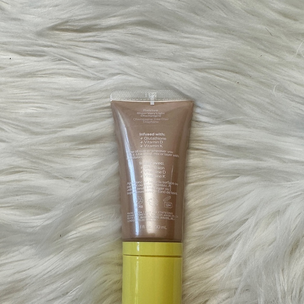 Kosas Glow I.V.
Vitamin-Infused Skin Illuminating Enhancer revive very light - Picture 3 of 5